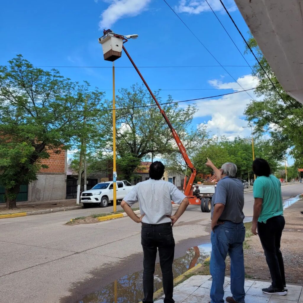 Cisneros visitó la obra de reconversión lumínica de la Av. 25 de mayo