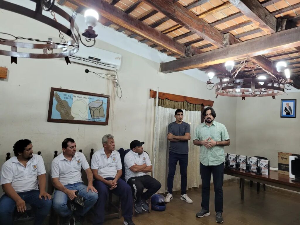 Entrega de herramientas de trabajo e indumentaria