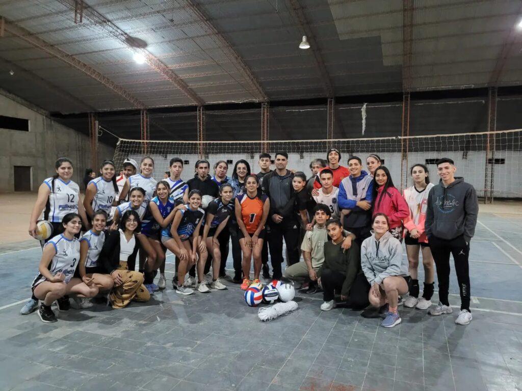 Entrega de elementos deportivos para vóley