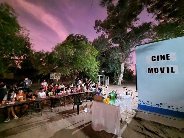 Cine Móvil en el barrio el Canal