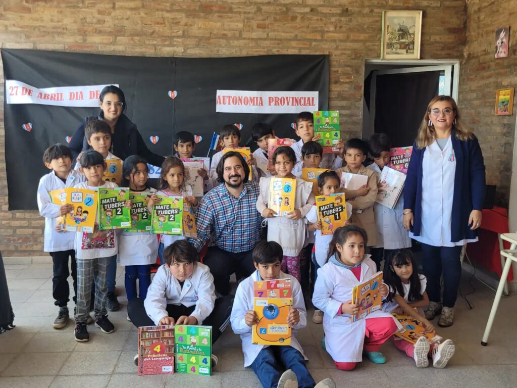 Entrega de mobiliario a la Escuela N°1154 de la localidad de  Seis Varones