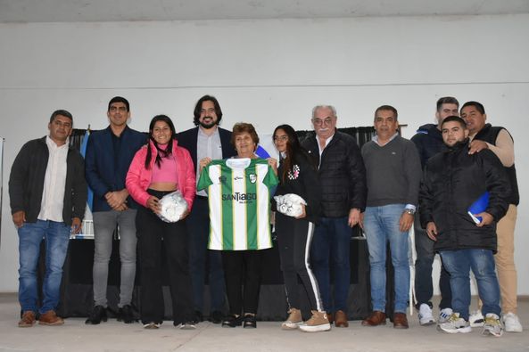 Cisneros, Dapello y Pece entregaron indumentaria femenina a clubes de la ciudad