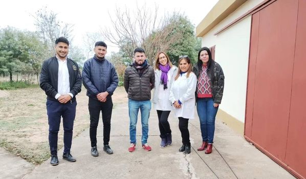 Entrega de materiales de construcción a una Escuela Rural