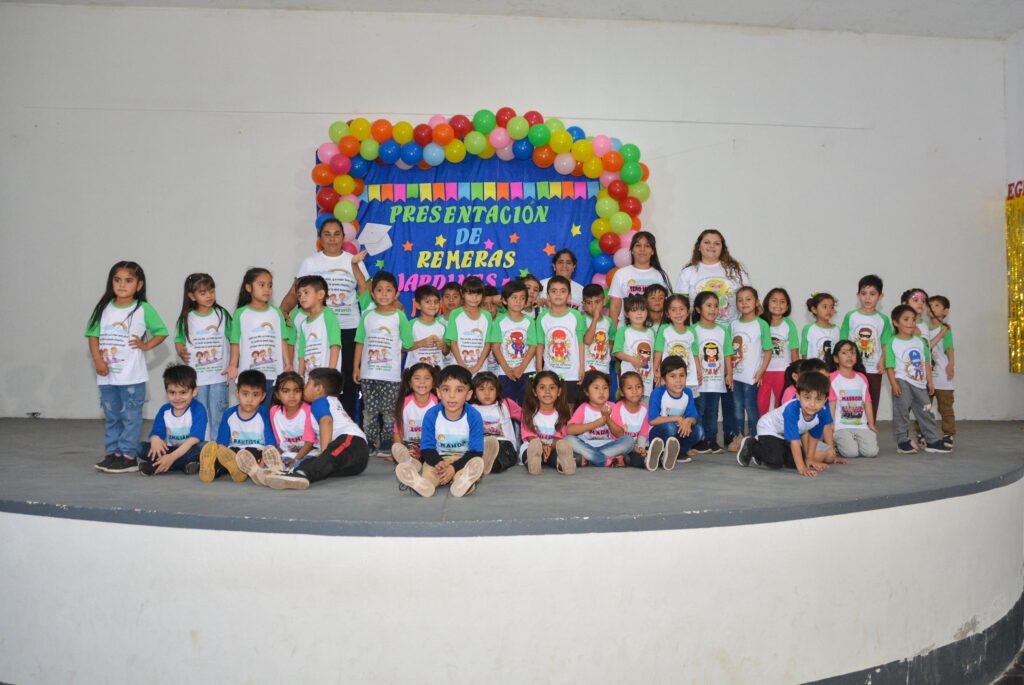 Presentacion de remeras de alumnos de jardines municipales