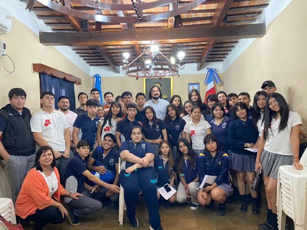 El intendente Cisneros recibió a estudiantes de secundaria en el municipio