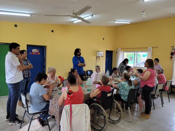 Cisneros visitó a los abuelos y abuelas del Centro de Día Municipal «Lazos de Amor»