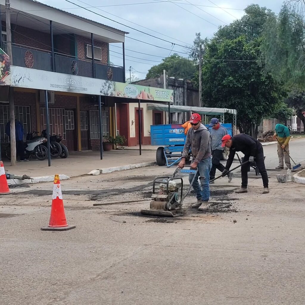 Trabajos de bacheo en Monte Quemado