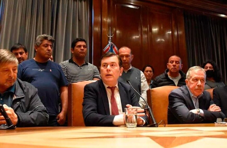El gobernador Zamora anunció el pago de bonos extraordinarios para empleados provinciales