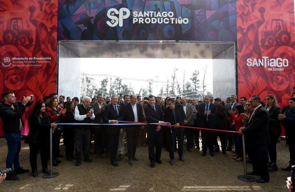 Gerardo Zamora participó de la apertura de la Expo Santiago Productivo