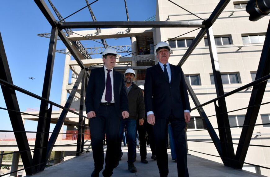 El Gobernador Zamora recorrió la obra del Hospital Universitario de Clínicas