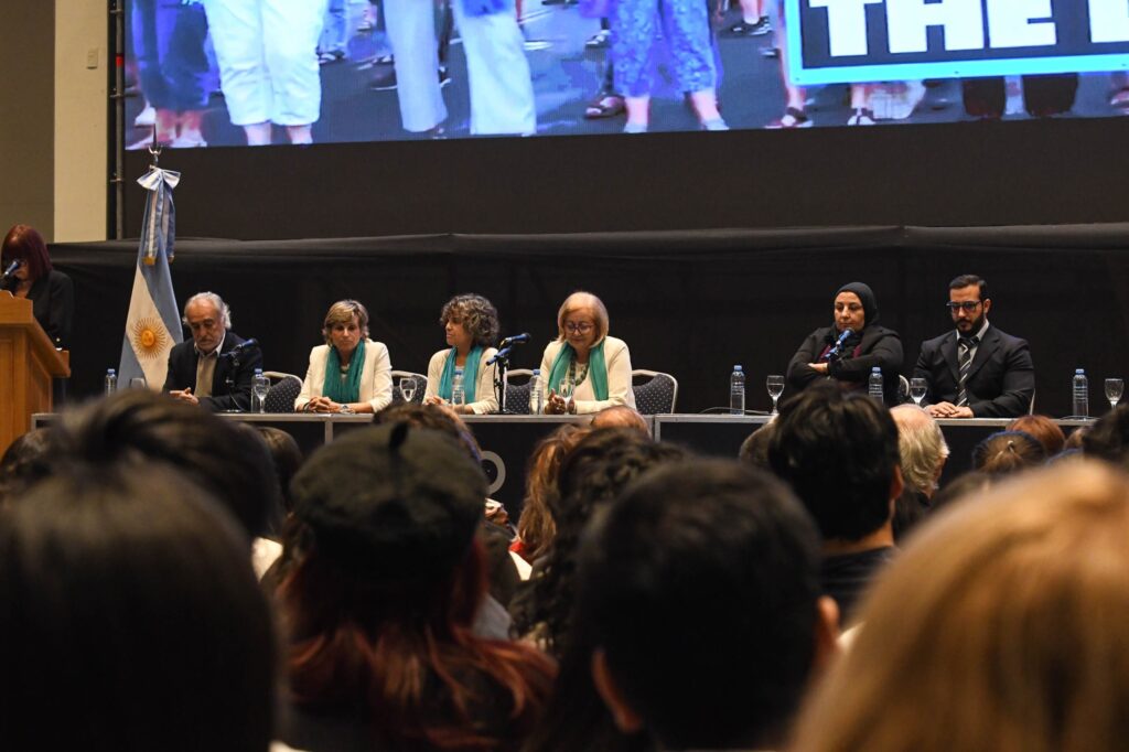 El gobernador participó en el Fórum de la conferencia “Mujeres Activan Por La Paz y Mujeres del Sol”