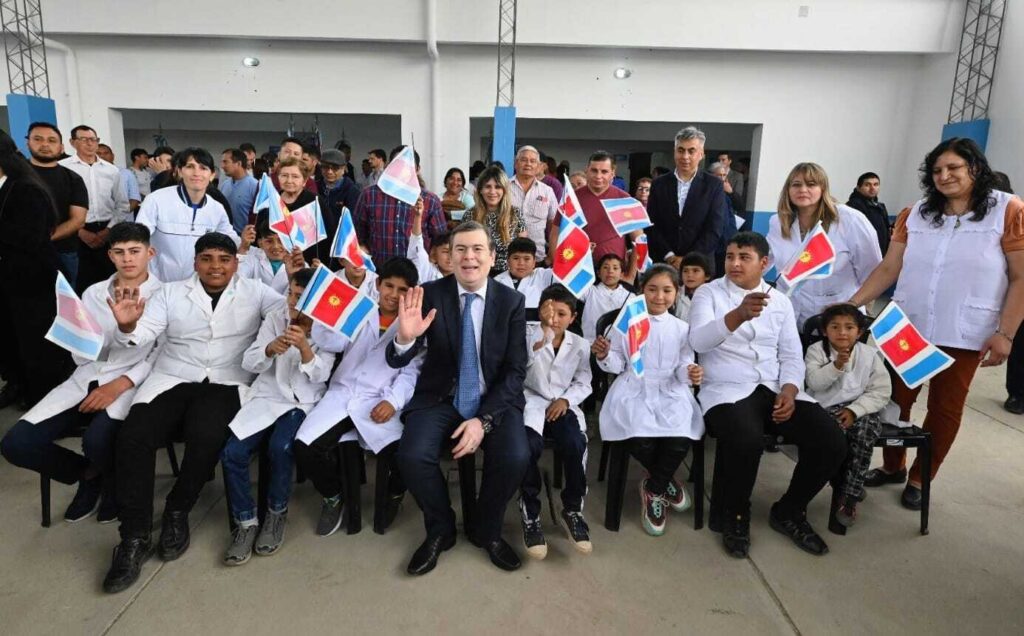 El Gobernador inauguró obras en la Escuela de Coro Pampa y entregó viviendas sociales a familias de la zona