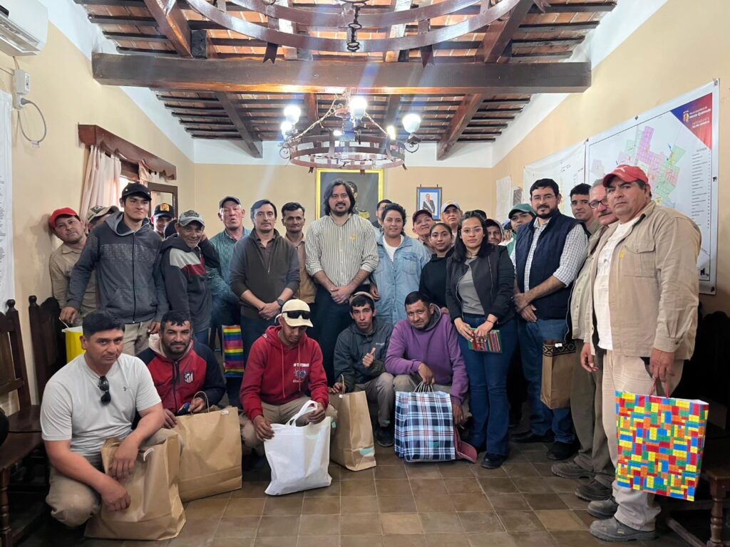 Entrega de indumentaria al personal de Servicios Públicos Entrega de indumentaria al personal de Servicios Públicos