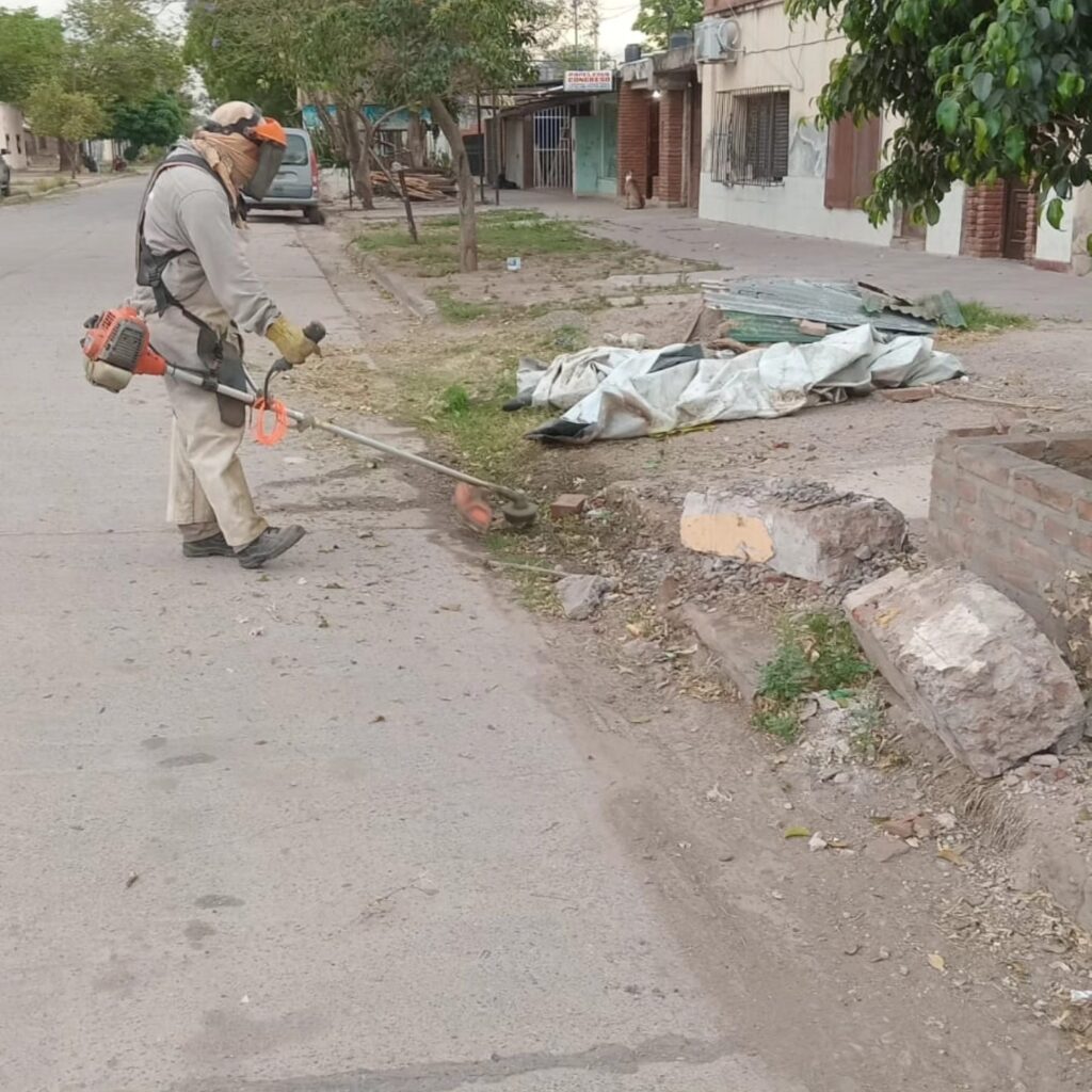 Mejorando las calles y espacios verdes de Monte Quemado