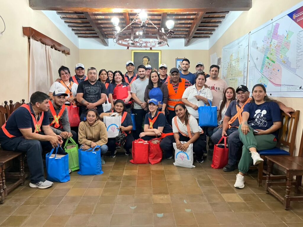 Entrega de nueva indumentaria a la Dirección de Tránsito Entrega de nueva indumentaria a la Dirección de Tránsito