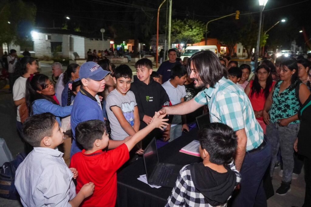 Gran concurrencia en la Exposición de Arte, Ciencia y Comunidad realizada en la Plaza San Martín Gran concurrencia en la Exposición de Arte, Ciencia y Comunidad realizada en la Plaza San Martín