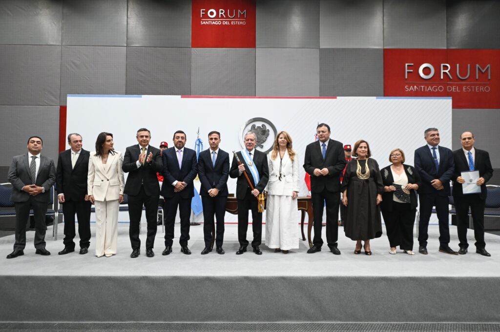 El gobernador tomó juramento a los miembros de su gabinete El gobernador tomó juramento a los miembros de su gabinete