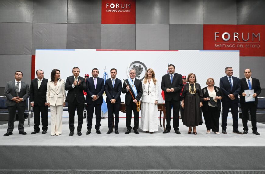 El gobernador tomó juramento a los miembros de su gabinete