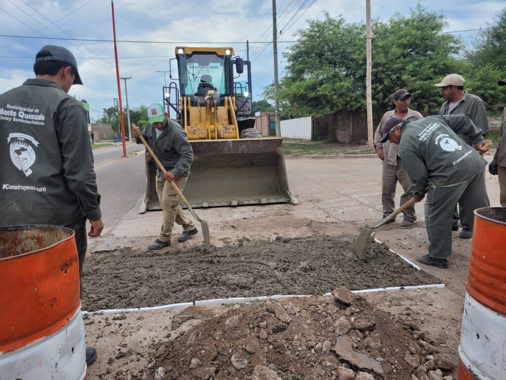 Tareas de bacheo en el acceso Manuela Pedraza