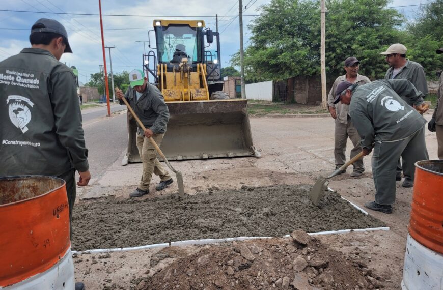 Tareas de bacheo en el acceso Manuela Pedraza