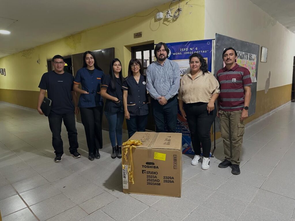 El intendente Felipe Cisneros entregó una fotocopiadora El intendente Felipe Cisneros entregó una fotocopiadora