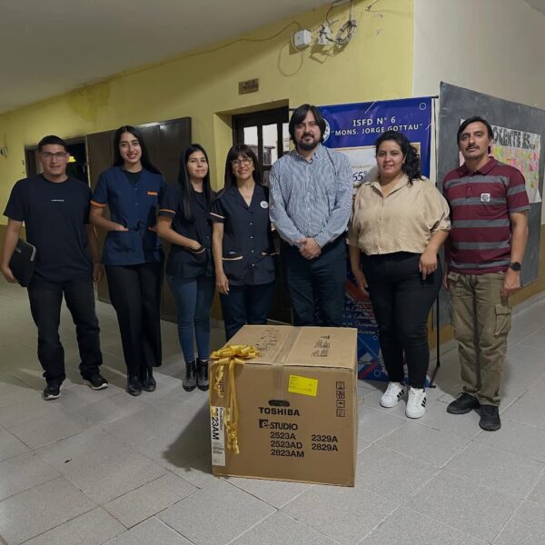 El intendente Felipe Cisneros entregó una fotocopiadora