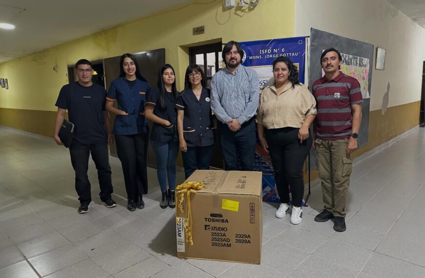 El intendente Felipe Cisneros entregó una fotocopiadora