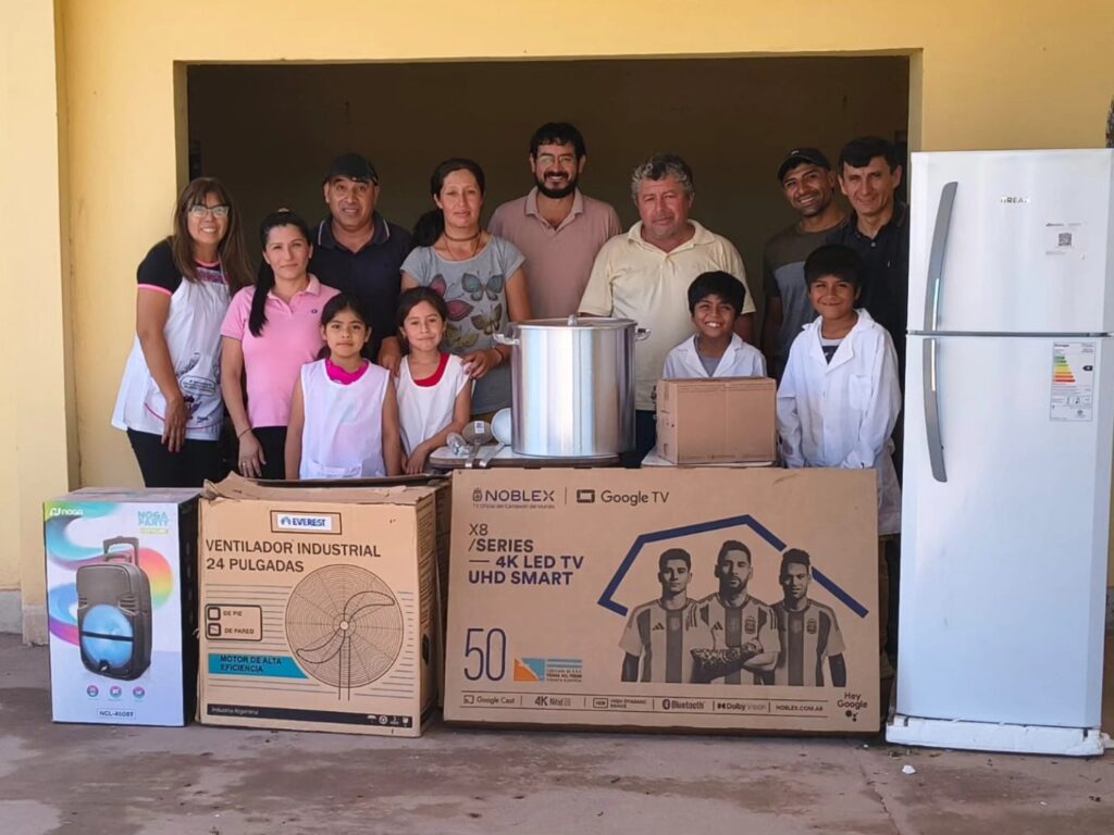 Entrega de mobiliario a escuelas rurales de Monte Quemado Entrega de mobiliario a escuelas rurales de Monte Quemado
