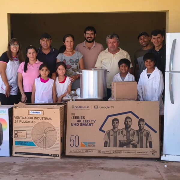 Entrega de mobiliario a escuelas rurales de Monte Quemado