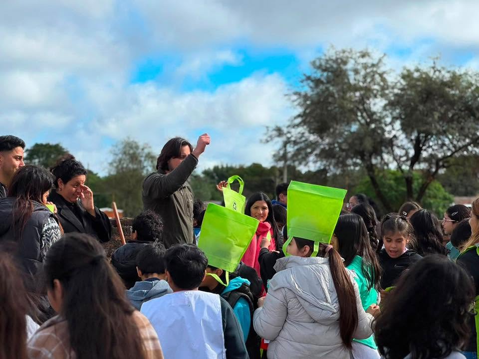 Jornada de limpieza en la Escuela N°313 por el Día Mundial del Ambiente Jornada de limpieza en la Escuela N°313 por el Día Mundial del Ambiente
