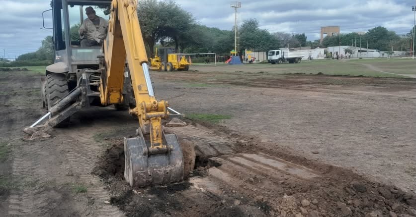 Movimiento de Suelo para Relleno de Bajos y Nivelación en Plaza Bicentenario