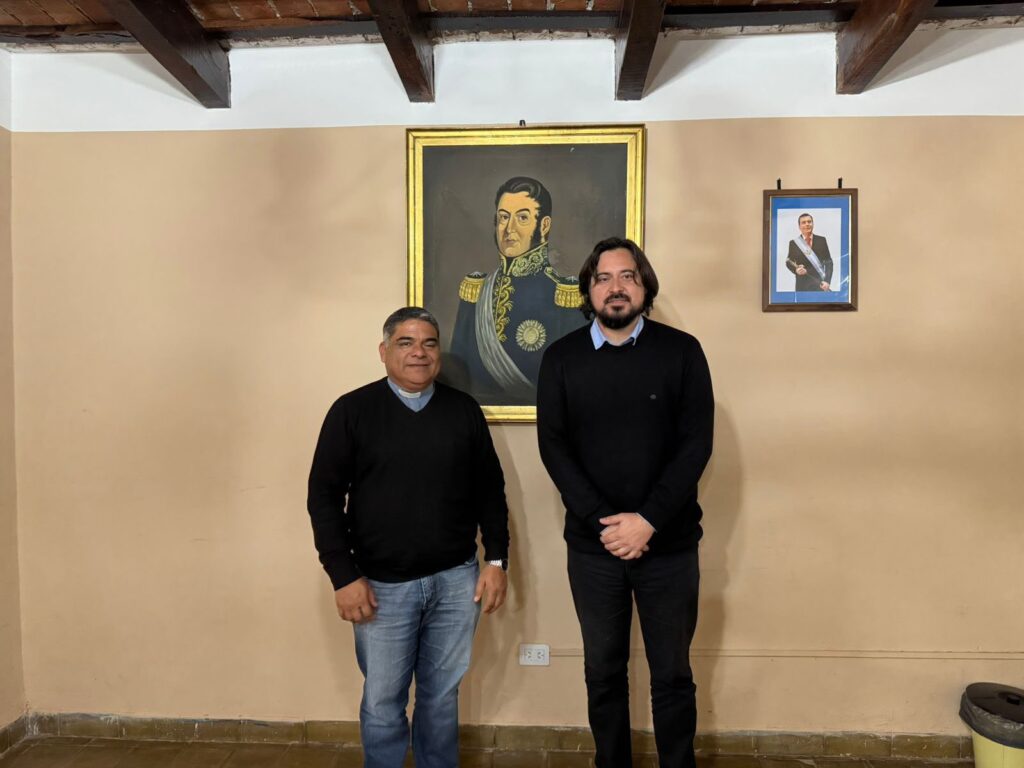 El intendente Felipe Cisneros recibió al nuevo cura párroco de Monte Quemado El intendente Felipe Cisneros recibió al nuevo cura párroco de Monte Quemado