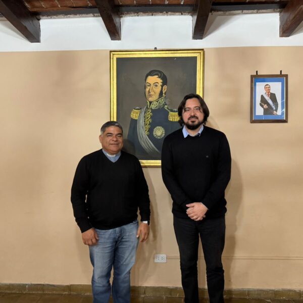 El intendente Felipe Cisneros recibió al nuevo cura párroco de Monte Quemado