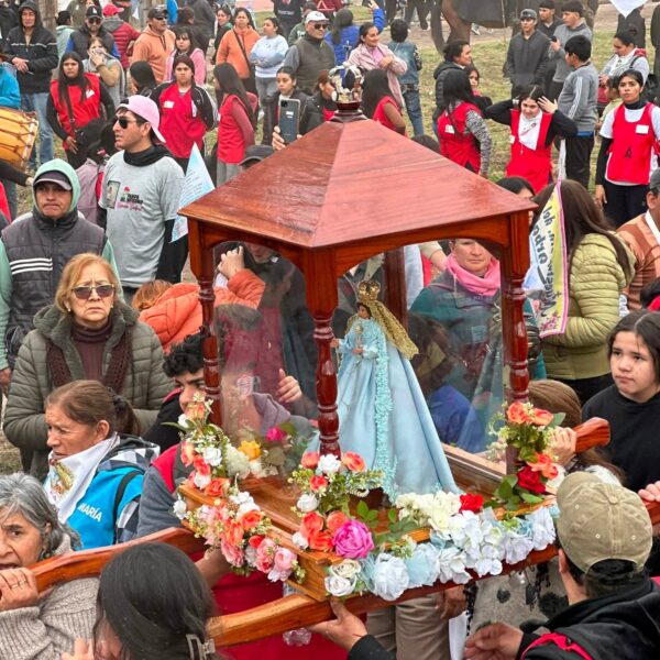 La comunidad acompañó la tradicional Procesión de la Virgen del Carballo