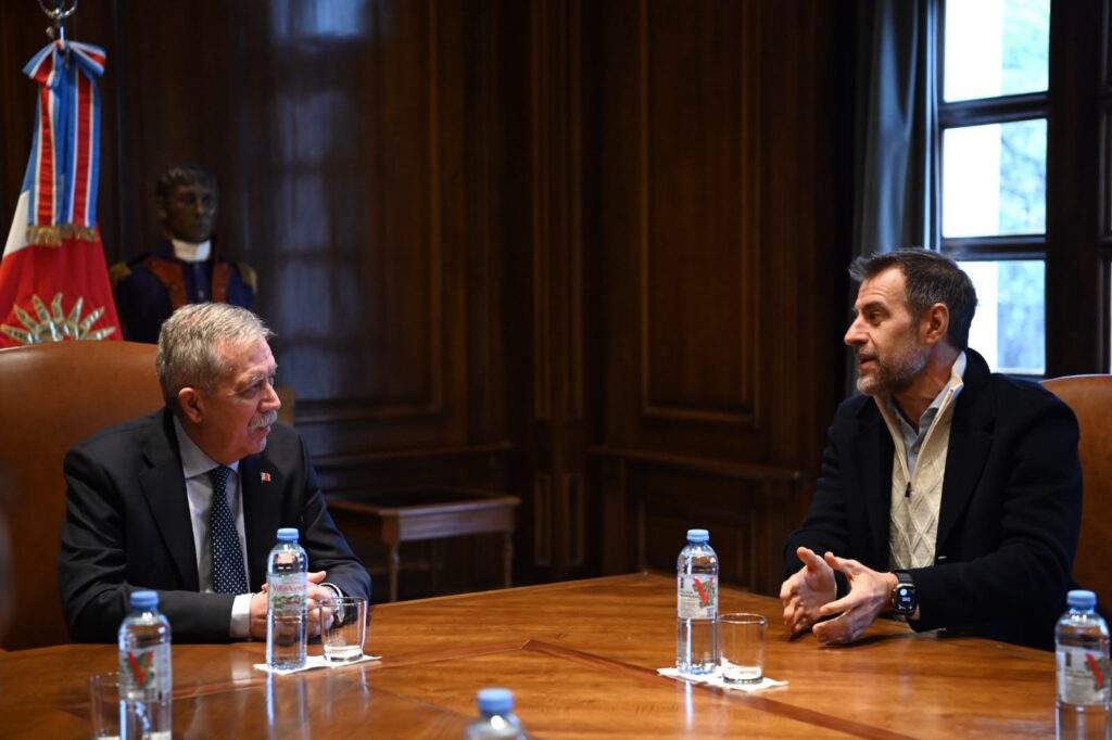 El Gobernador Elías Suárez recibió en Casa de Gobierno al presidente de la Cámara de la Industria Argentina del Software El Gobernador Elías Suárez recibió en Casa de Gobierno al presidente de la Cámara de la Industria Argentina del Software